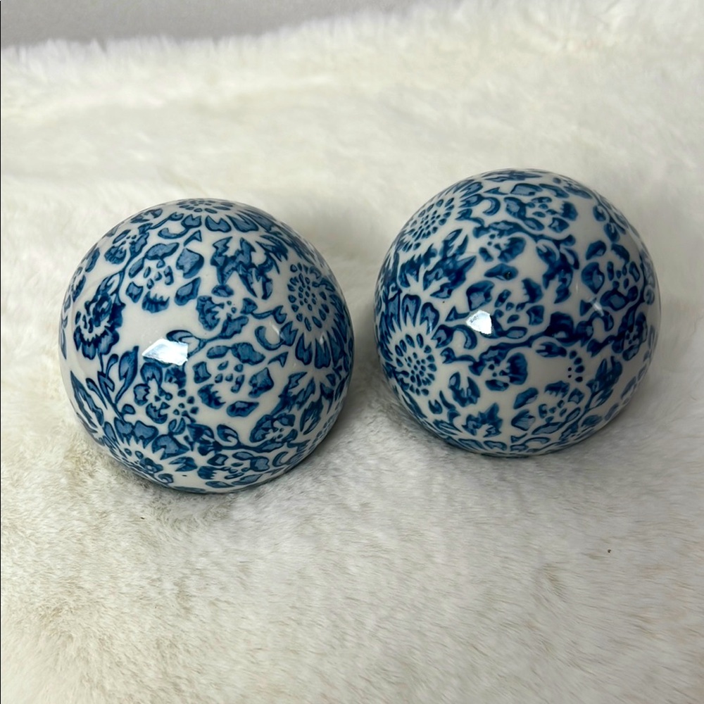 Set of 2 porcelain balls